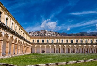 chiostro-grande_Certosa_di_Padula_e_vista_del_borgo