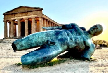 Il Tempio della Concordia nella Valle dei Templi e la statua di Icaro caduto di Mitoraj