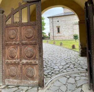 ingresso chiesa bizantina di San Nicola - Curtea de Arges